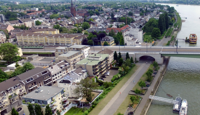 Luftaufnahme des Standortes der Live-Streaming Webcam in Bonn an der Kennedybrücke mit dem Rhein.