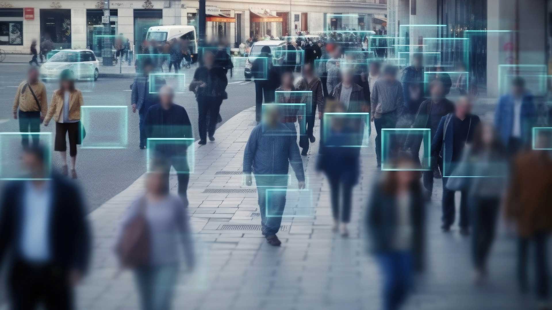 Eine Menschenmenge, deren Gesichter teilweise durch blaue Quadrate oder Unschärfe hervorgehoben sind, symbolisiert die Erkennung personenbezogener Daten durch Live-Webcams und die Notwendigkeit von DSGVO-Maßnahmen.