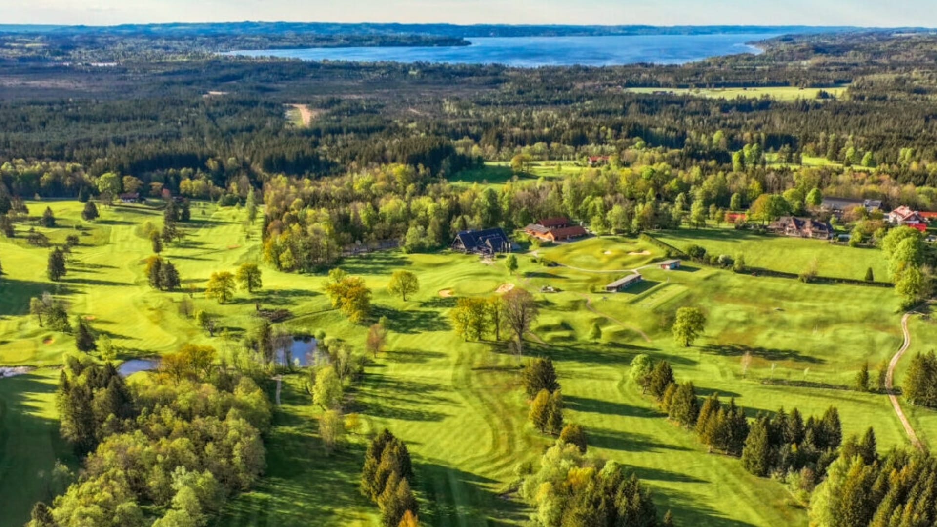Luftaufnahme des Golfplatzes St. Eurach in Oberbayern mit Blick auf den Starnberger See.