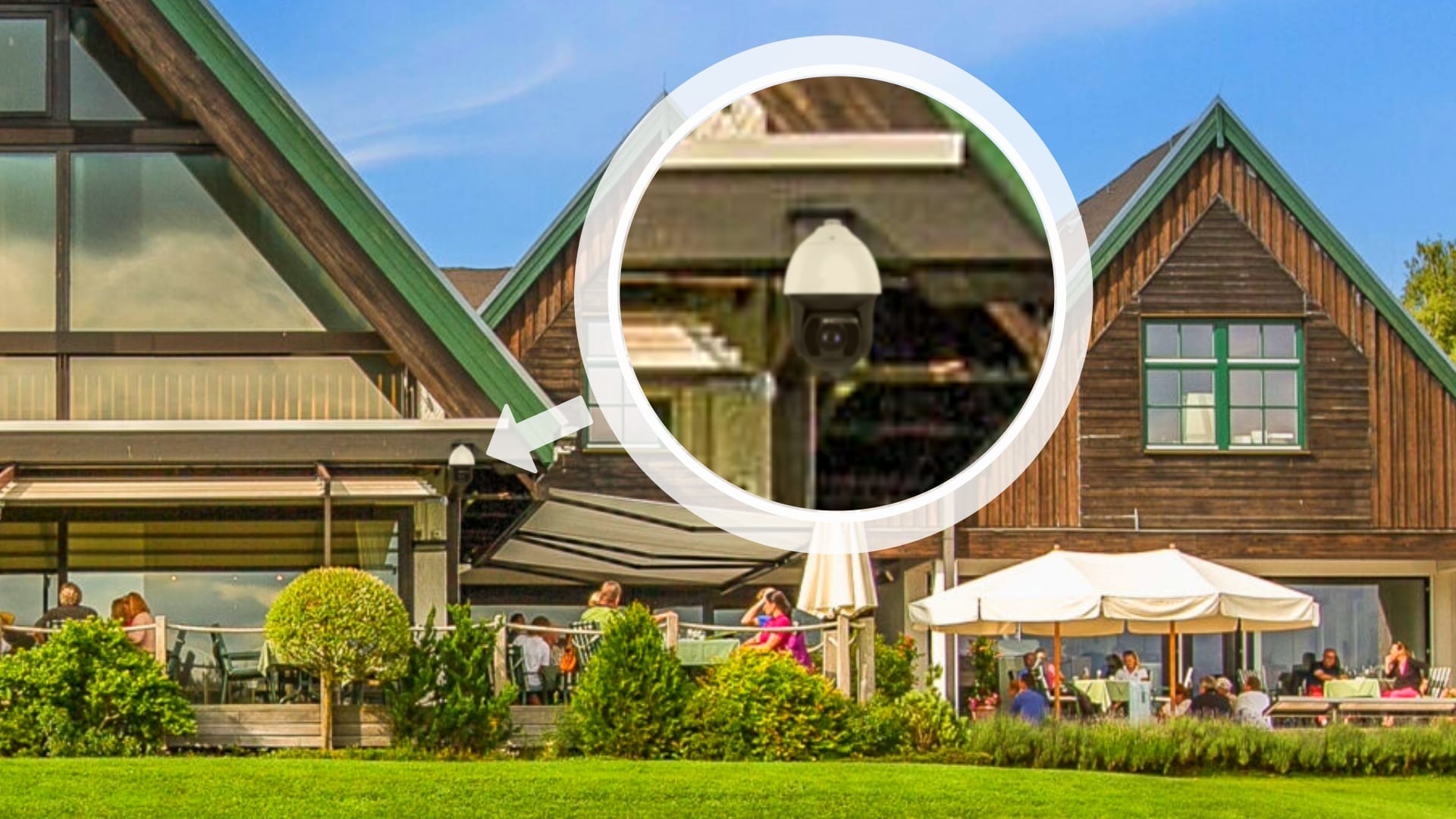 Diskrete Montage einer livespotting Kamera am Holz-Clubhaus des Golfclub St. Eurach.