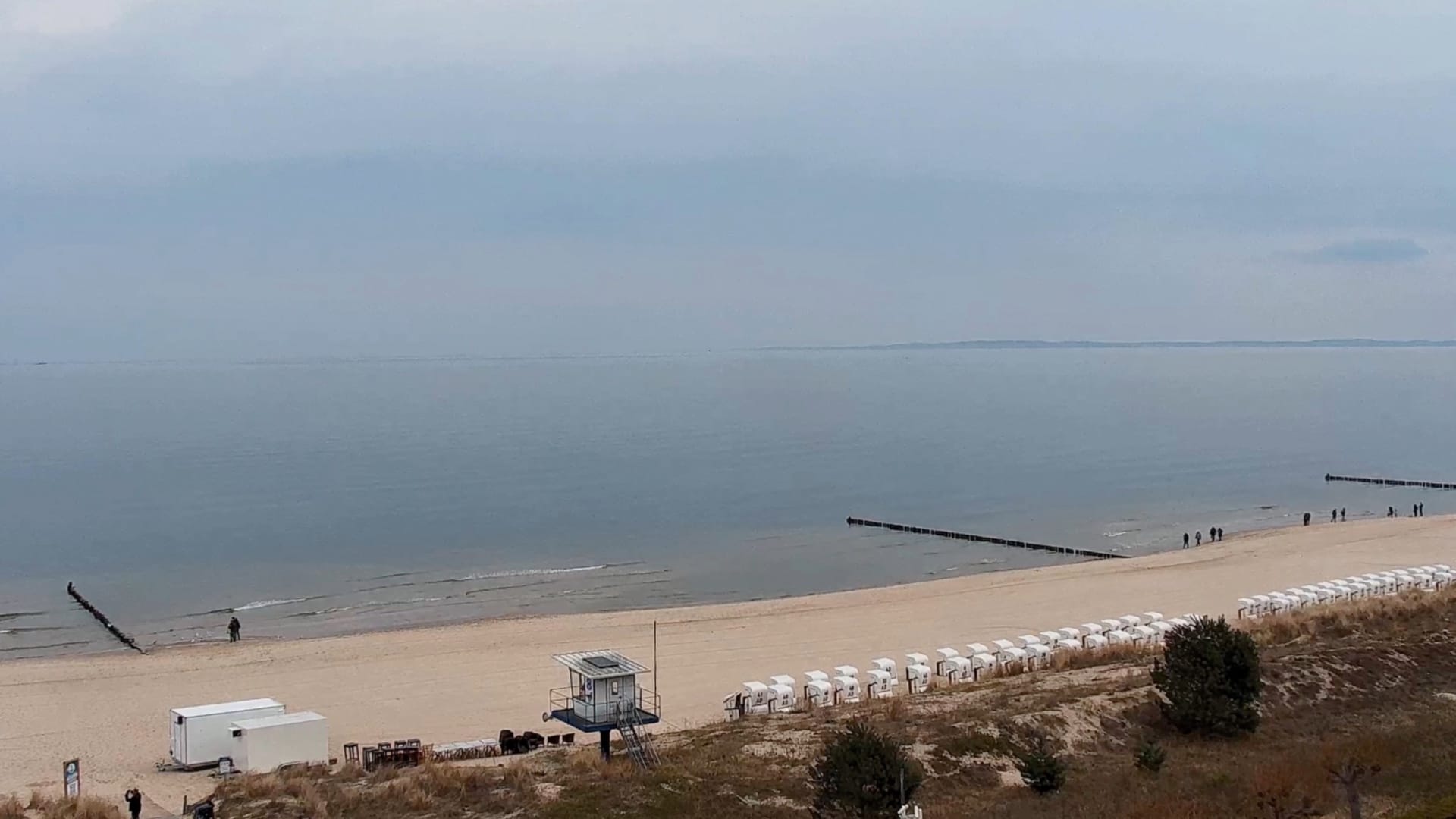 Live-Webcam am Strand von Heringsdorf im Winter mit ruhiger Ostsee und bewölktem Himmel.