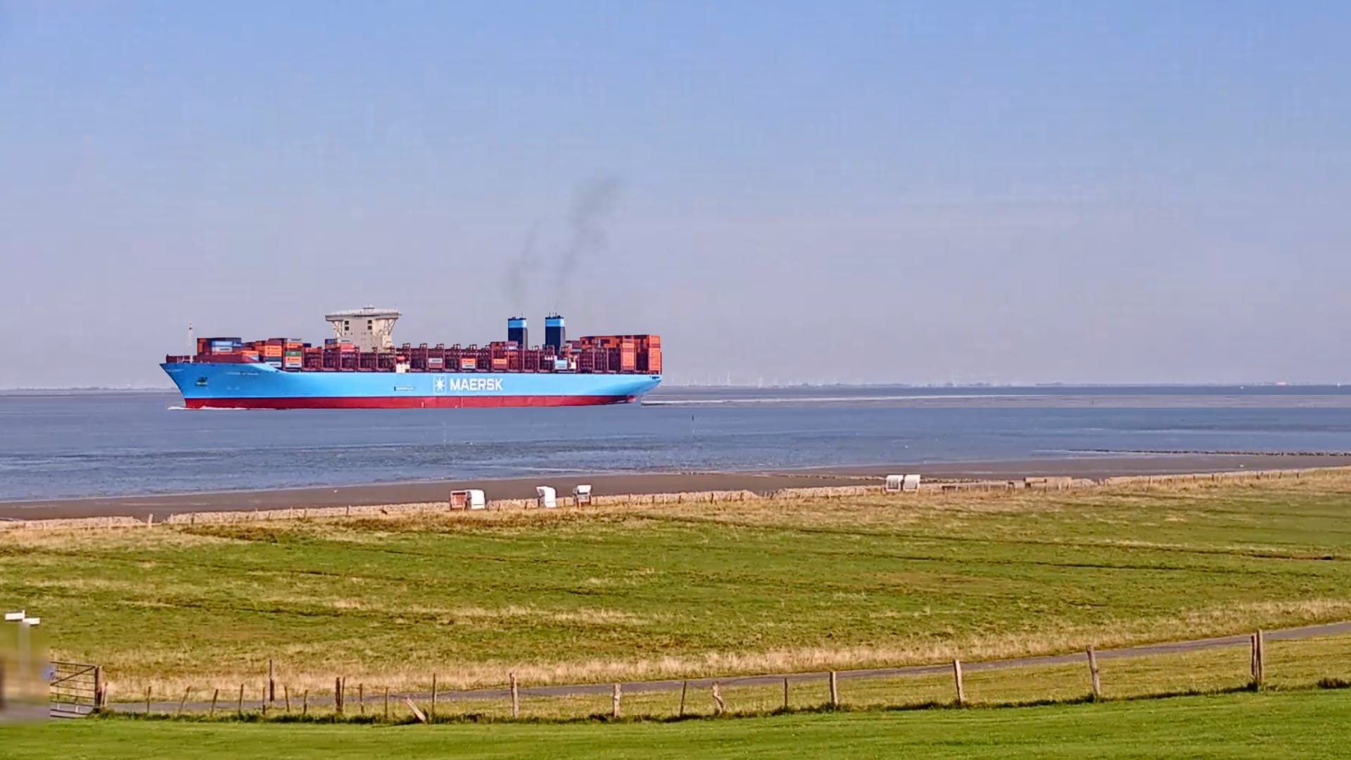 Live-Webcam in Cuxhaven mit Containerschiff auf der Nordsee im Frühjahr.