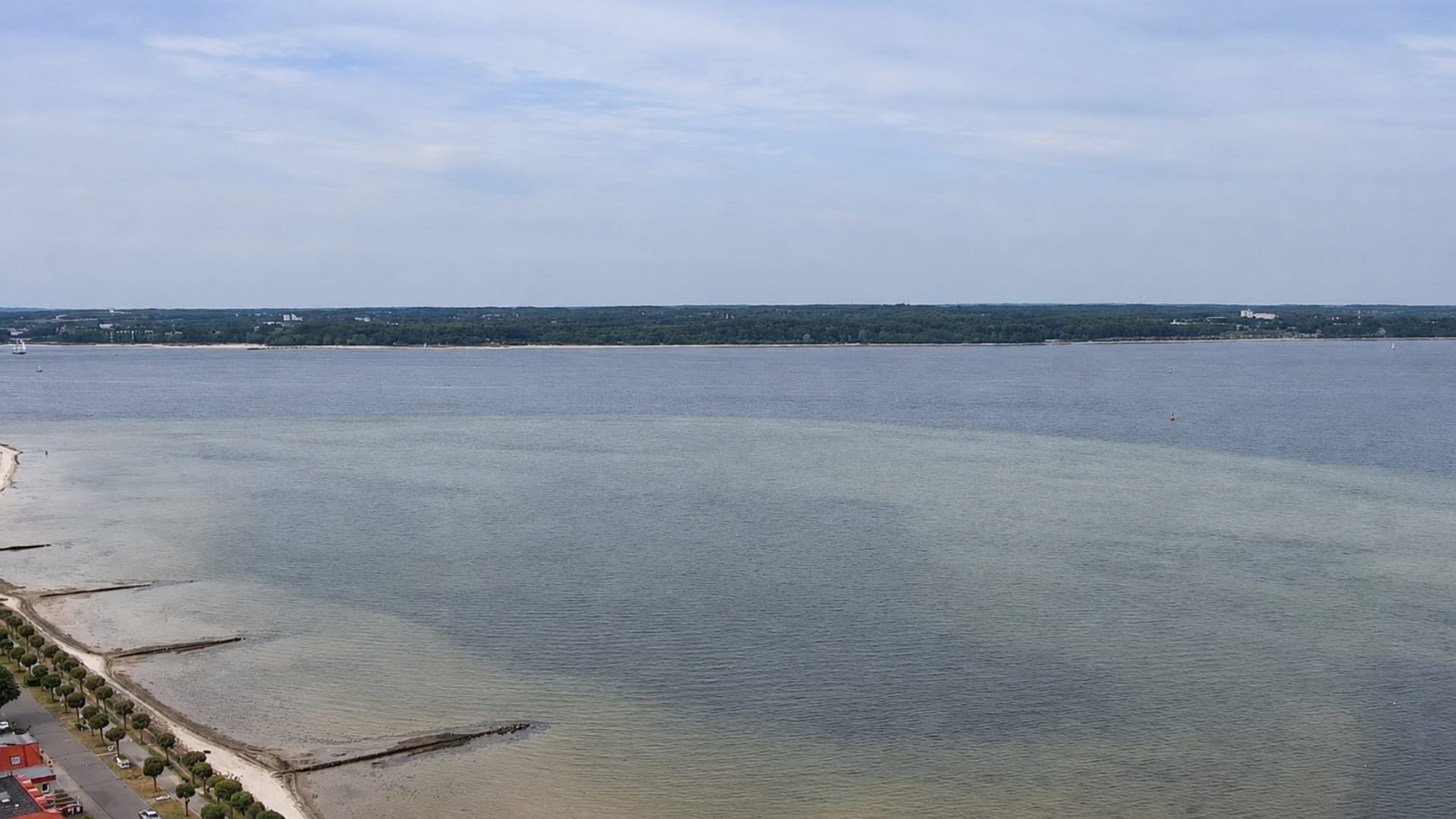Blick vom Marine-Ehrenmal in Laboe auf die Ostsee mit ruhigem Wasser und natürlicher Wetterstimmung.