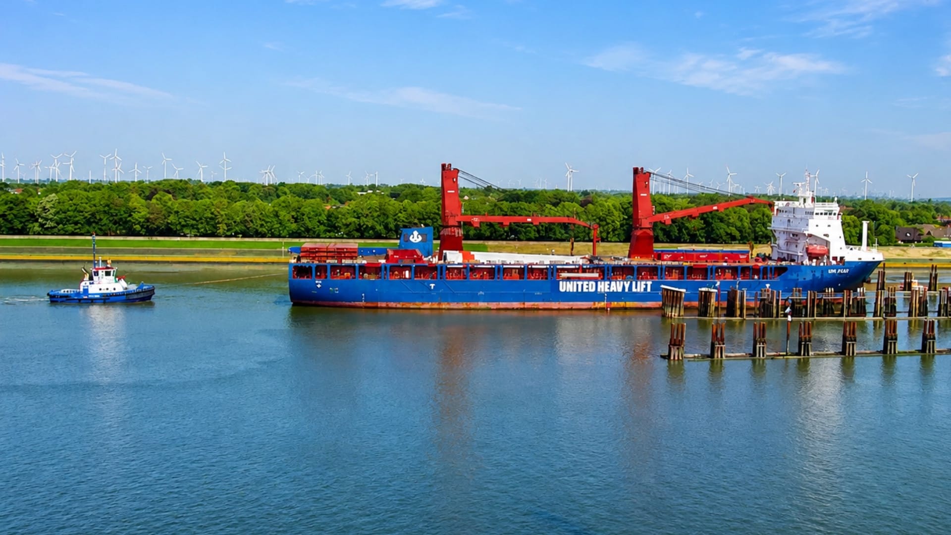 Frachtschiff auf ruhigem Wasser an der Schleuse Brunsbüttel in einem maritimen Livestream.